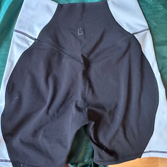 BuffBunny Aurora Shorts 6’ - Picture 2 of 3